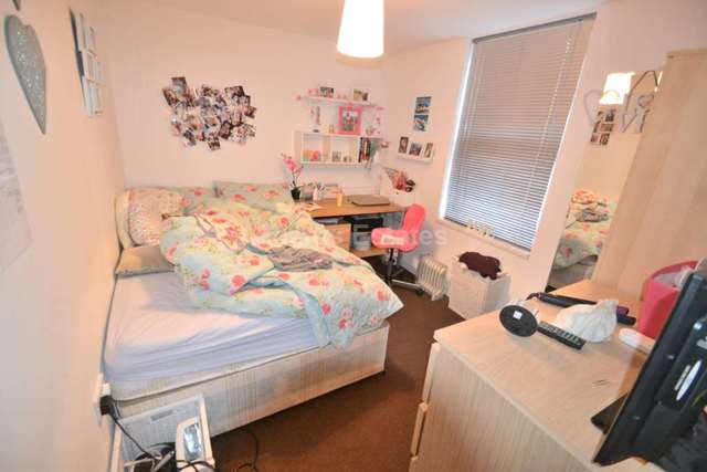  Image of 6 bedroom Terraced house to rent in London Road Earley Reading RG1 at London Road  Reading, RG1 3NZ