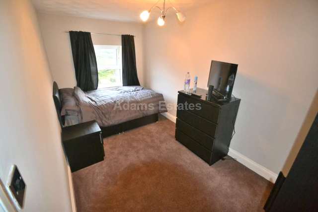  Image of 1 bedroom House Share to rent in London Road Earley Reading RG1 at London Road  Reading, RG1 5BJ