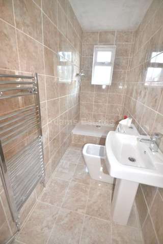  Image of 1 bedroom House Share to rent in London Road Earley Reading RG1 at London Road  Reading, RG1 5BJ