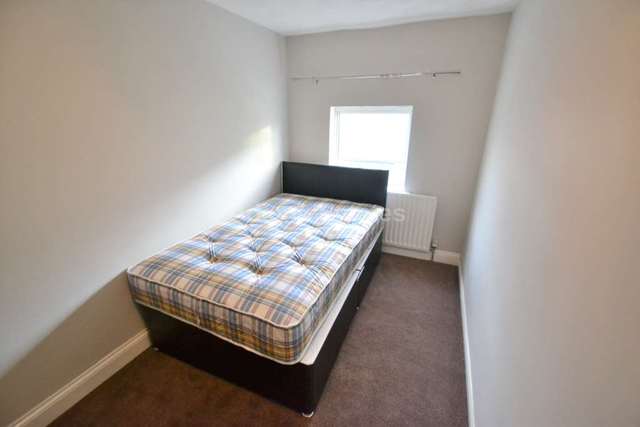  Image of 1 bedroom House Share to rent in London Road Earley Reading RG1 at London Road  Reading, RG1 5BJ