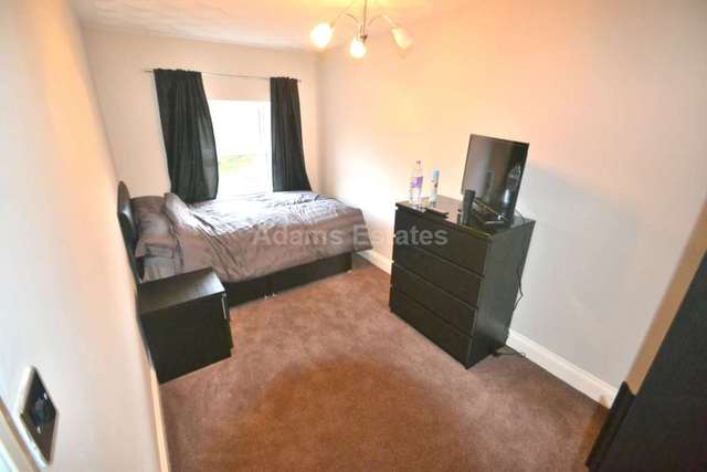  Image of 1 bedroom House Share to rent in London Road Earley Reading RG1 at London Road  Reading, RG1 5BJ