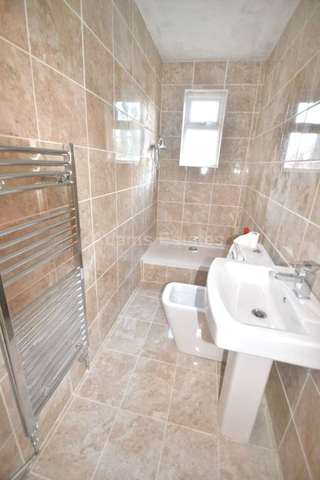  Image of 1 bedroom House Share to rent in London Road Earley Reading RG1 at London Road  Reading, RG1 5BJ