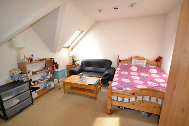  Image of Studio flat to rent in Madeley Road London W5 at Madeley Road Ealing Broadway London, W5 2LH