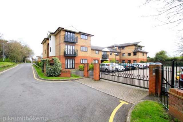  Image of 2 bedroom Flat for sale in Ludlow Road Maidenhead SL6 at MAIDENHEAD, SL6 2RS