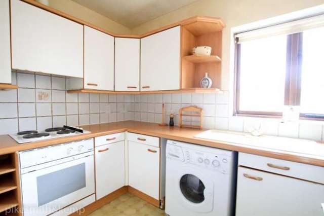  Image of 2 bedroom Flat for sale in Ludlow Road Maidenhead SL6 at MAIDENHEAD, SL6 2RS