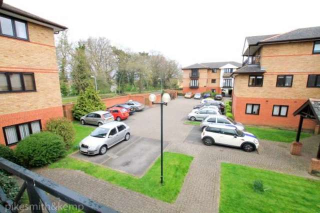  Image of 2 bedroom Flat for sale in Ludlow Road Maidenhead SL6 at MAIDENHEAD, SL6 2RS