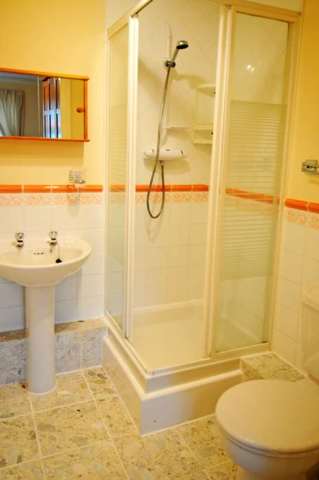  Image of 2 bedroom Apartment to rent in Chapel Road Redhill RH1 at Maple House, Chapel Road  Redhill, RH1 1LA