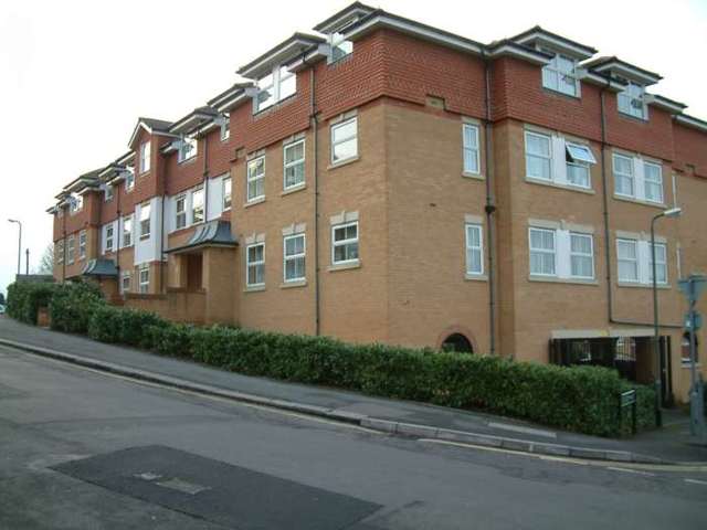  Image of 2 bedroom Apartment to rent in Chapel Road Redhill RH1 at Maple House, Chapel Road  Redhill, RH1 1LA