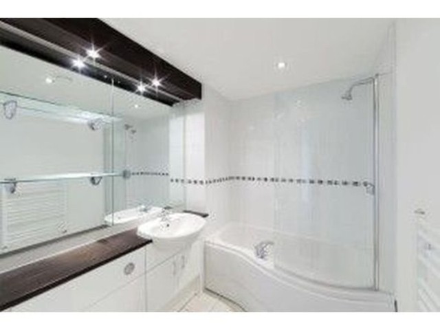  Image of 2 bedroom Apartment to rent in Masshouse Plaza Birmingham B5 at Birmingham, B5 5JE