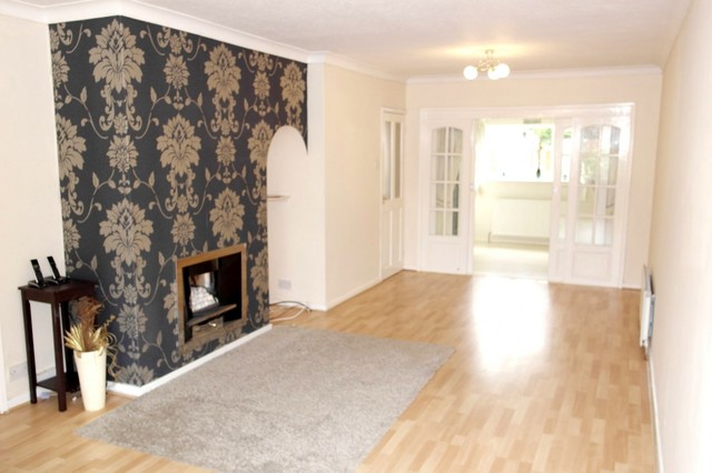  Image of 3 bedroom Semi-Detached house to rent in Meadow Park Crescent Stanningley Pudsey LS28 at Stanningley, LS28 7TL