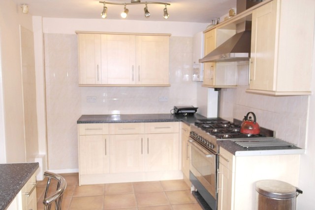  Image of 3 bedroom Semi-Detached house to rent in Meadow Park Crescent Stanningley Pudsey LS28 at Stanningley, LS28 7TL