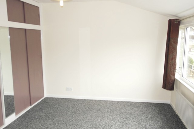  Image of 3 bedroom Semi-Detached house to rent in Meadow Park Crescent Stanningley Pudsey LS28 at Stanningley, LS28 7TL