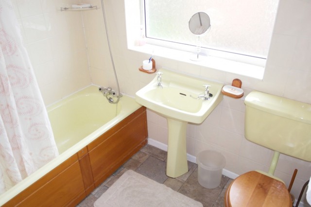  Image of 3 bedroom Semi-Detached house to rent in Meadow Park Crescent Stanningley Pudsey LS28 at Stanningley, LS28 7TL