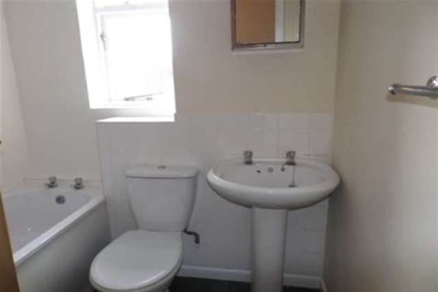  Image of 2 bedroom Detached house to rent in Oakwood Close Midhurst GU29 at Midhurst, GU29 9QP