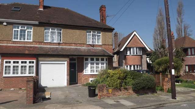  Image of 1 bedroom Apartment to rent in Murray Avenue Hounslow TW3 at Murray Avenue  Hounslow, TW3 2LQ