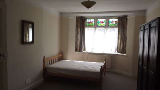  Image of 1 bedroom Apartment to rent in Murray Avenue Hounslow TW3 at Murray Avenue  Hounslow, TW3 2LQ