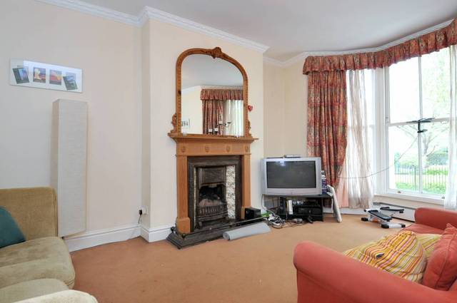  Image of 4 bedroom Flat to rent in Musgrave Crescent London SW6 at Musgrave Crescent  Fulham, SW6 4PT