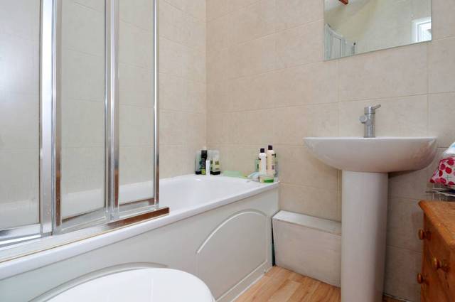  Image of 4 bedroom Flat to rent in Musgrave Crescent London SW6 at Musgrave Crescent  Fulham, SW6 4PT