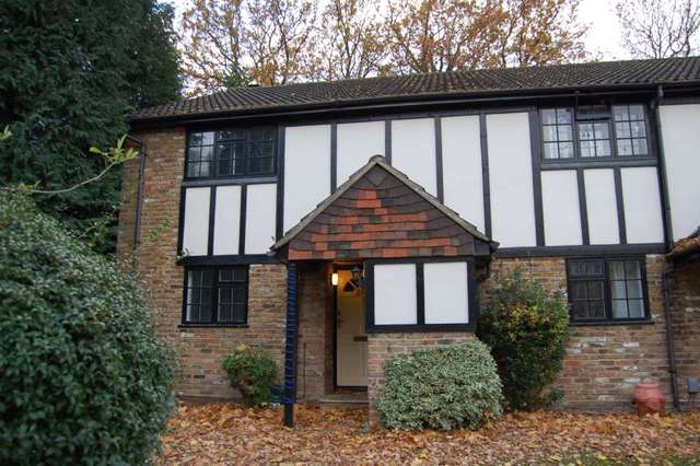  Image of 2 bedroom Apartment to rent in Limebush Close New Haw Addlestone KT15 at Limebush Close New Haw Addlestone, KT15 3LW
