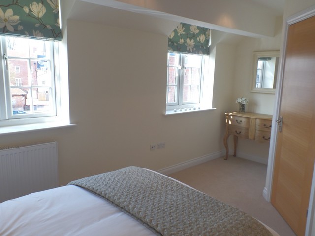  Image of 4 bedroom Detached house to rent in New Park Road Chichester PO19 at Chichester, PO19 7YF