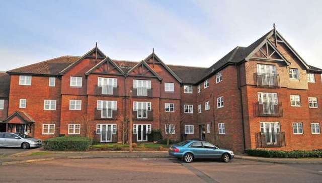  Image of 2 bedroom Apartment to rent in Newbury Road Crawley RH10 at Sandown Court, Newbury Road Worth Crawley, RH10 7SN