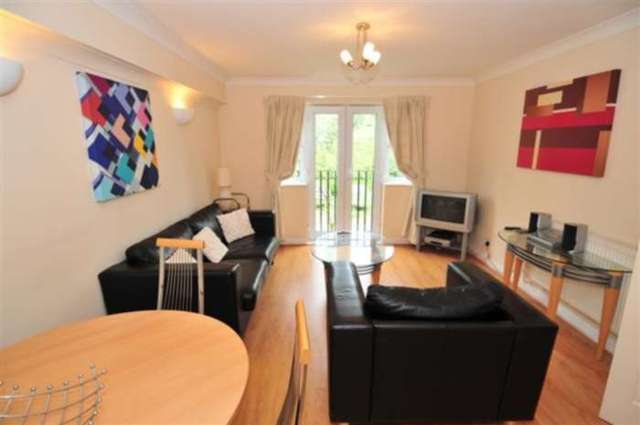  Image of 2 bedroom Apartment to rent in Newbury Road Crawley RH10 at Sandown Court, Newbury Road Worth Crawley, RH10 7SN
