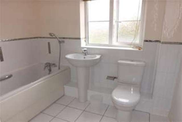  Image of 2 bedroom Flat to rent in Chopin Mews Mazurek Way Swindon SN25 at Swindon, SN25 1TS