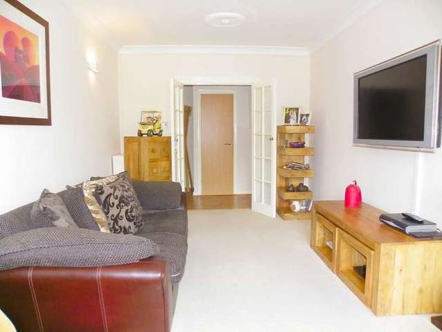  Image of 2 bedroom Flat to rent in Northfield Close Henley-on-Thames RG9 at Northfield End  Henley-On-Thames, RG9 2LH