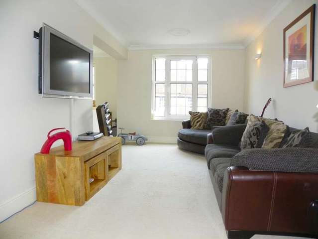  Image of 2 bedroom Flat to rent in Northfield Close Henley-on-Thames RG9 at Northfield End  Henley-On-Thames, RG9 2LH