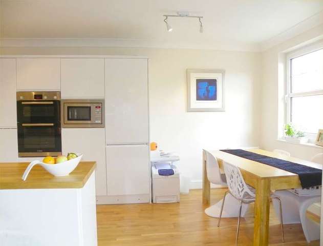  Image of 2 bedroom Flat to rent in Northfield Close Henley-on-Thames RG9 at Northfield End  Henley-On-Thames, RG9 2LH