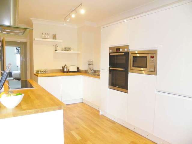  Image of 2 bedroom Flat to rent in Northfield Close Henley-on-Thames RG9 at Northfield End  Henley-On-Thames, RG9 2LH