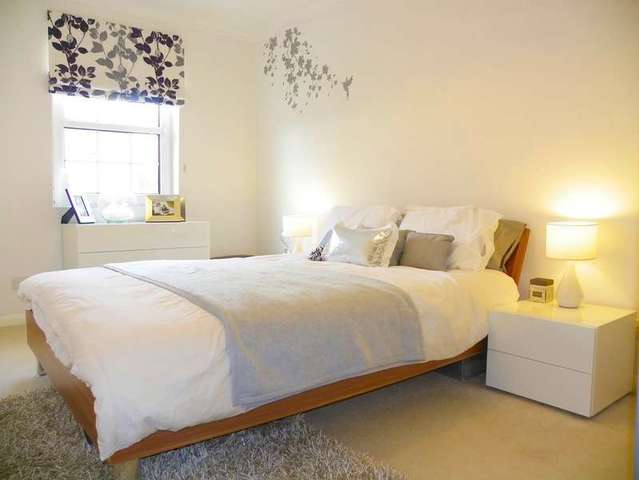  Image of 2 bedroom Flat to rent in Northfield Close Henley-on-Thames RG9 at Northfield End  Henley-On-Thames, RG9 2LH