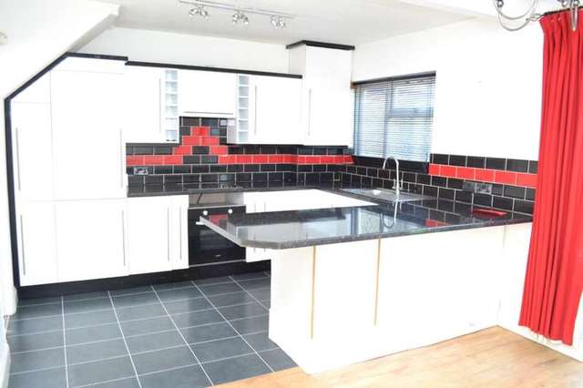  Image of 3 bedroom End of Terrace to rent in Oak Road Harold Wood Romford RM3 at Romford, RM3 0PH