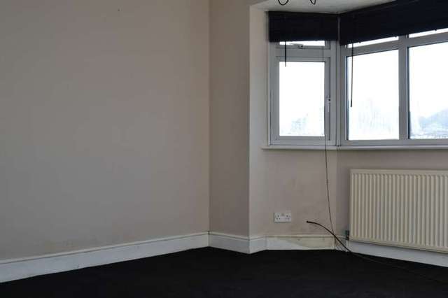  Image of 3 bedroom End of Terrace to rent in Oak Road Harold Wood Romford RM3 at Romford, RM3 0PH