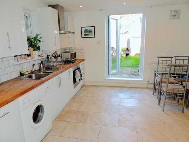  Image of 2 bedroom Flat to rent in Oakhurst Grove London SE22 at East Dulwich, SE22 9AH