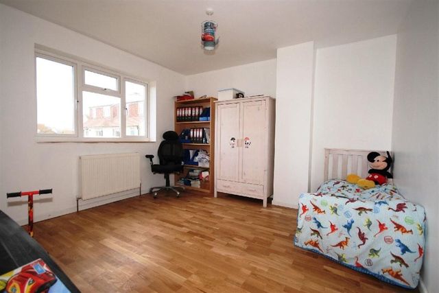  Image of 4 bedroom Property for sale in Old Fort Road Shoreham-by-Sea BN43 at Old Fort Road Shoreham By Sea Shoreham By Sea, BN43 5HR