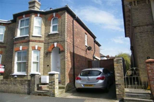  Image of 2 bedroom Detached house to rent in Osborne Road East Cowes PO32 at East Cowes, PO32 6RX