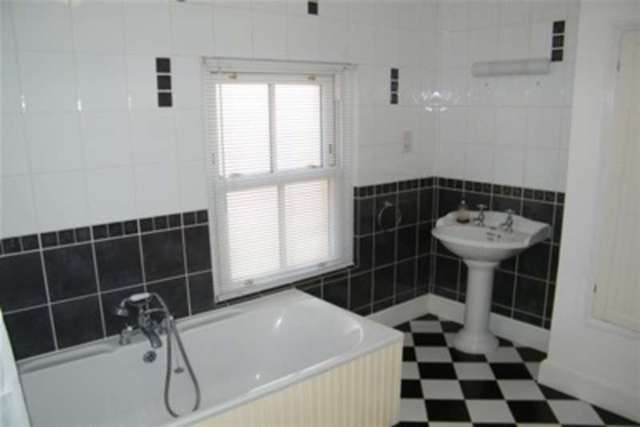 Image of 2 bedroom Detached house to rent in Osborne Road East Cowes PO32 at East Cowes, PO32 6RX