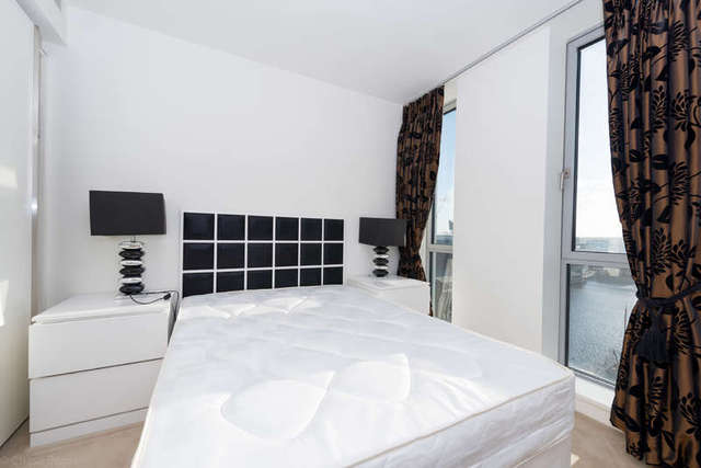  Image of 2 bedroom Flat to rent in Pan Peninsula Square London E14 at London, E14 9HP