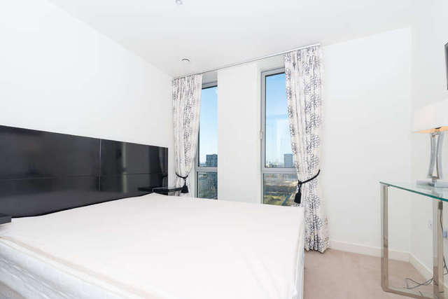  Image of 2 bedroom Flat to rent in Pan Peninsula Square London E14 at London, E14 9HP