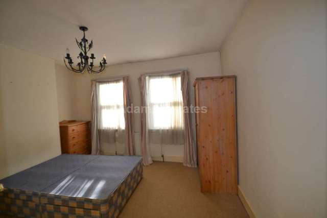  Image of 3 bedroom Terraced house to rent in Prince of Wales Avenue Reading RG30 at Prince Of Wales Ave  Reading, RG30 2UR
