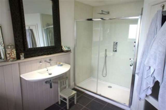  Image of 3 bedroom Bungalow to rent in Princes Esplanade Gurnard Cowes PO31 at Cowes, PO31 8LE