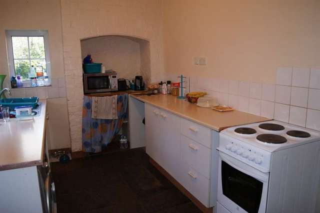  Image of 3 bedroom Terraced house to rent in Queen Elizabeth Road Wakefield WF1 at Wakefield Wakefield, WF1 4AA