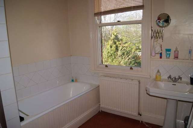  Image of 3 bedroom Terraced house to rent in Queen Elizabeth Road Wakefield WF1 at Wakefield Wakefield, WF1 4AA