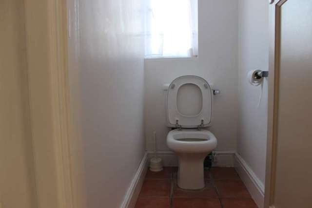  Image of 2 bedroom Flat to rent in Queens Drive London W3 at Suffolk House Queens Drive Acton, W3 0HN