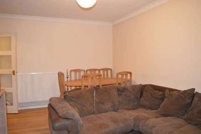  Image of 2 bedroom Flat to rent in Queens Drive London N4 at Queens Drive  London, N4 2BD