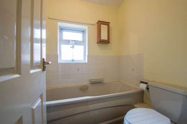  Image of 2 bedroom Flat for sale in Rugby Road Leamington Spa CV32 at Leamington Spa Warwickshire, CV32 6DQ