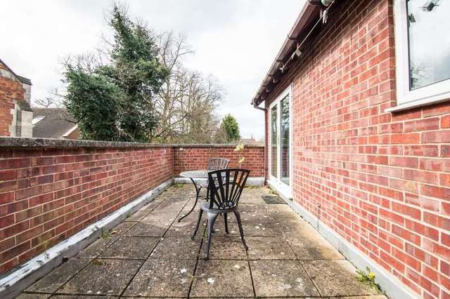  Image of 2 bedroom Flat for sale in Rugby Road Leamington Spa CV32 at Leamington Spa Warwickshire, CV32 6DQ