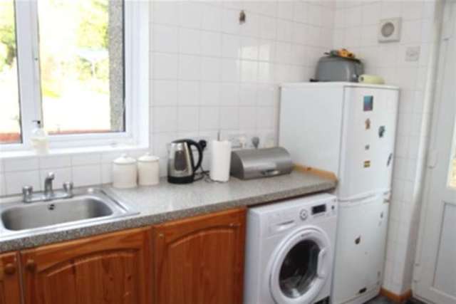  Image of 3 bedroom Semi-Detached house to rent in Selsdon Park Road Selsdon South Croydon CR2 at South Croydon, CR2 8JJ