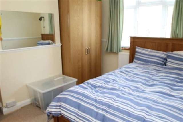  Image of 3 bedroom Semi-Detached house to rent in Selsdon Park Road Selsdon South Croydon CR2 at South Croydon, CR2 8JJ